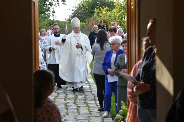 Biskup poświęcił kapilicę w Ciepielowie k. Nowej Soli