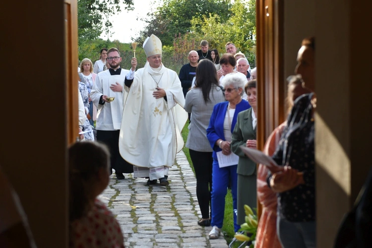 Biskup poświęcił kapilicę w Ciepielowie k. Nowej Soli