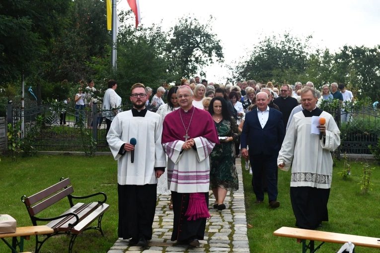 Biskup poświęcił kapilicę w Ciepielowie k. Nowej Soli