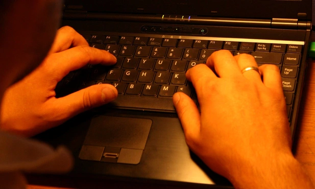 Trzy miesiące więzienia w zawieszeniu za znieważenie Żydów wpisami w internecie
