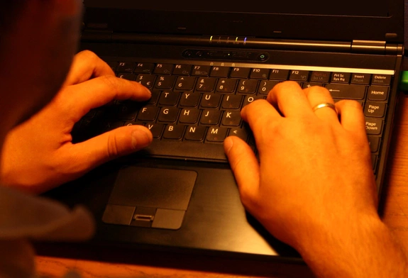 Trzy miesiące więzienia w zawieszeniu za znieważenie Żydów wpisami w internecie
