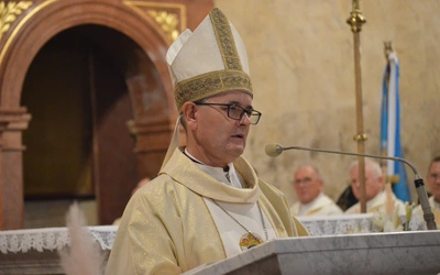Abp Przybylski w Piekarach Śl.: Dziękuję za to, że witacie mnie jak w domu