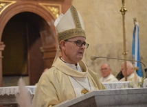 Abp Przybylski w Piekarach Śl.: Dziękuję za to, że witacie mnie jak w domu