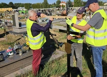 Metalowe krzyże na grobach bezdomnych i bezimiennych