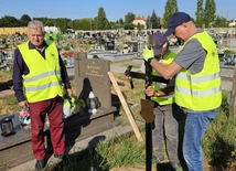 Przywracają godność bezdomnym i samotnym