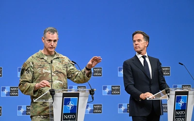 Generał Alexus Grynkewich i sekretarz generalny NATO Mark Rutte