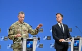 Generał Alexus Grynkewich i sekretarz generalny NATO Mark Rutte