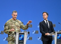 Generał Alexus Grynkewich i sekretarz generalny NATO Mark Rutte