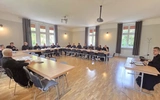 Spotkanie uczestników rekolekcji z prowadzącym w jednej z sal.