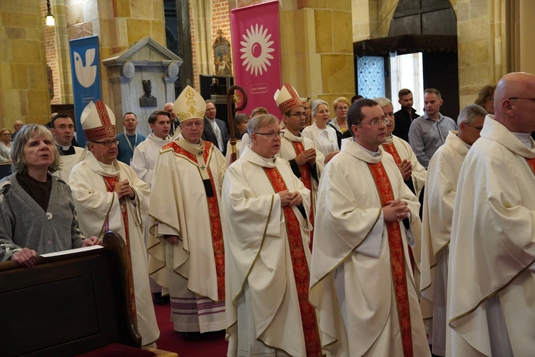 Początek plenarnych obrad synodu archidiecezji wrocławskiej