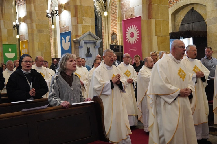 Początek plenarnych obrad synodu archidiecezji wrocławskiej