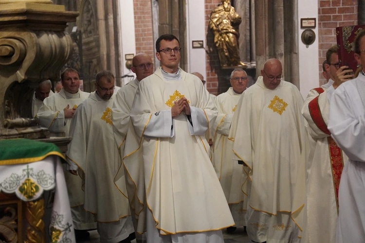 Początek plenarnych obrad synodu archidiecezji wrocławskiej