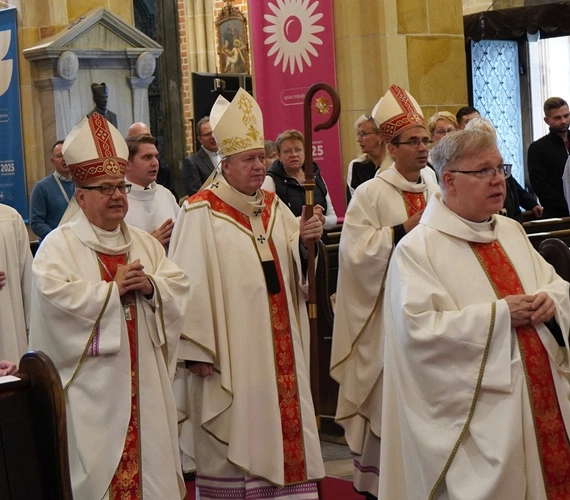 Początek plenarnych obrad synodu archidiecezji wrocławskiej