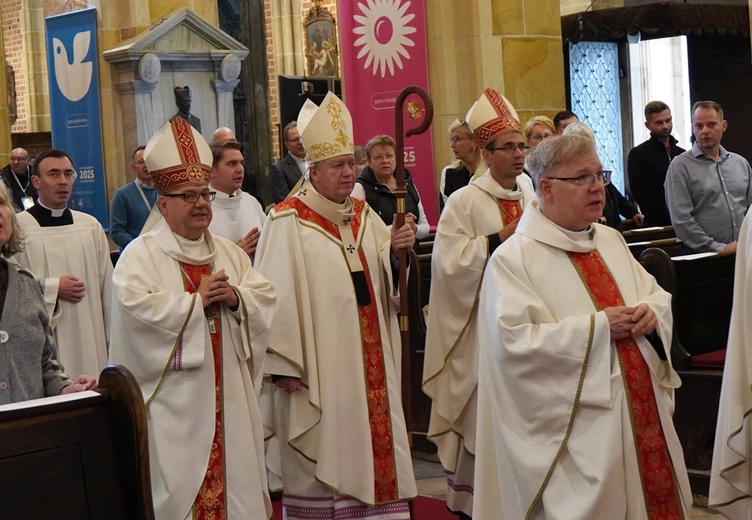 Początek plenarnych obrad synodu archidiecezji wrocławskiej