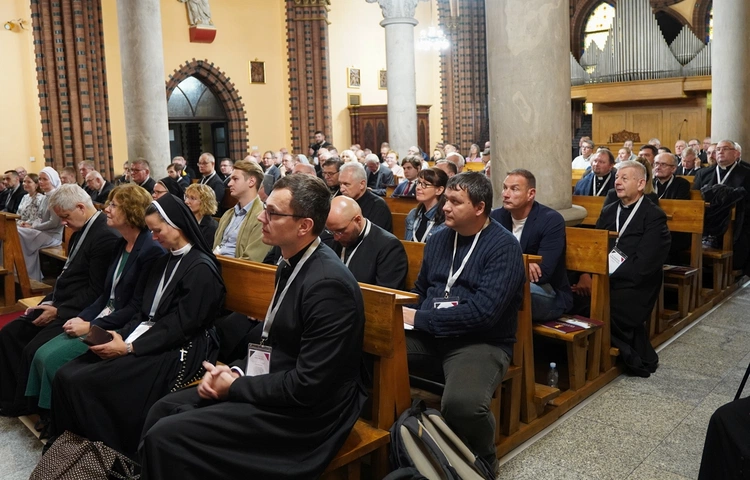 Obrady plenarne II Synodu Archidiecezji Wrocławskiej. Jak słudzy przy stągwiach w Kanie