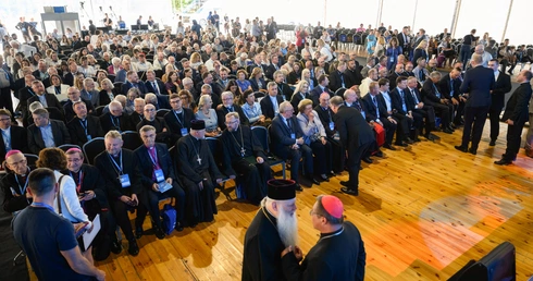 XII Zjazd Gnieźnieński – uczestnicy współtworzą końcowe Posłanie na rzecz trwałego pokoju