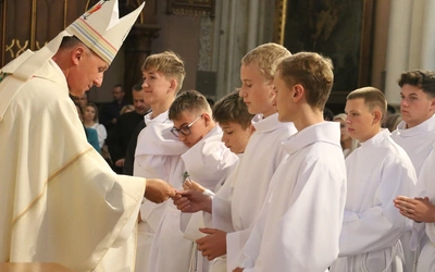 Biskup Marek Solarczyk wręczał ministrantom krzyże lektorskie i ceremoniarza.