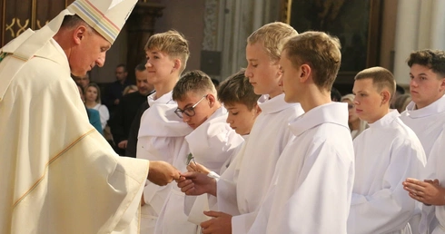 Biskup Marek Solarczyk wręczał ministrantom krzyże lektorskie i ceremoniarza.