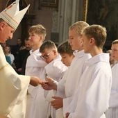 Biskup Marek Solarczyk wręczał ministrantom krzyże lektorskie i ceremoniarza.