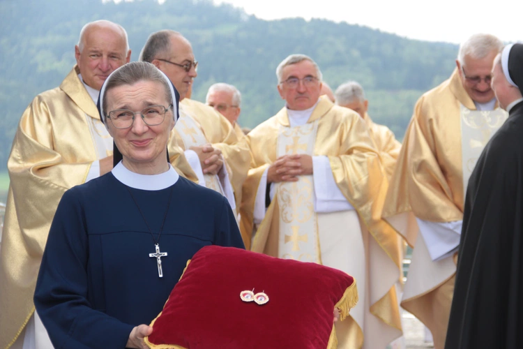 Biskup Andrzej Jeż dedykował Bogu kościół w Mogilnie