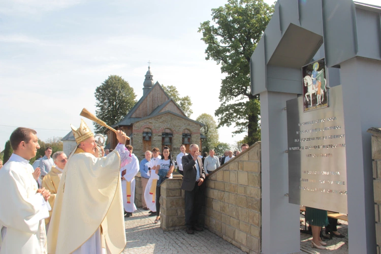 Biskup Andrzej Jeż dedykował Bogu kościół w Mogilnie