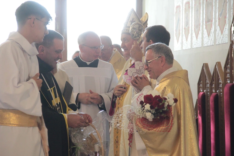 Biskup Andrzej Jeż dedykował Bogu kościół w Mogilnie
