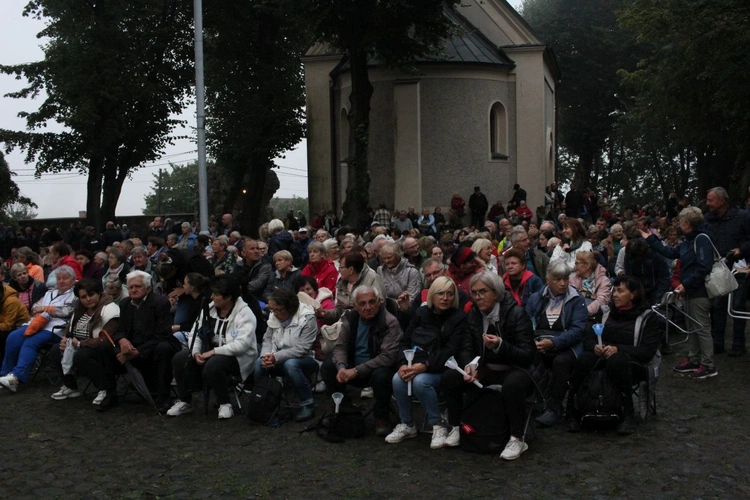 Nabożeństwo ze świecami podczas uroczystości Podwyższenia Krzyża Świętego