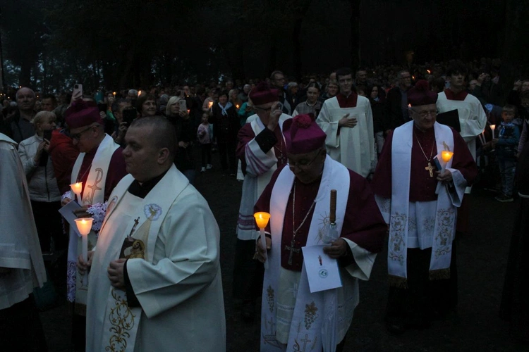 Nabożeństwo ze świecami podczas uroczystości Podwyższenia Krzyża Świętego