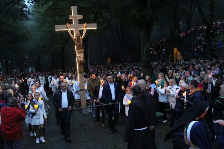 Nabożeństwo ze świecami podczas uroczystości Podwyższenia Krzyża Świętego