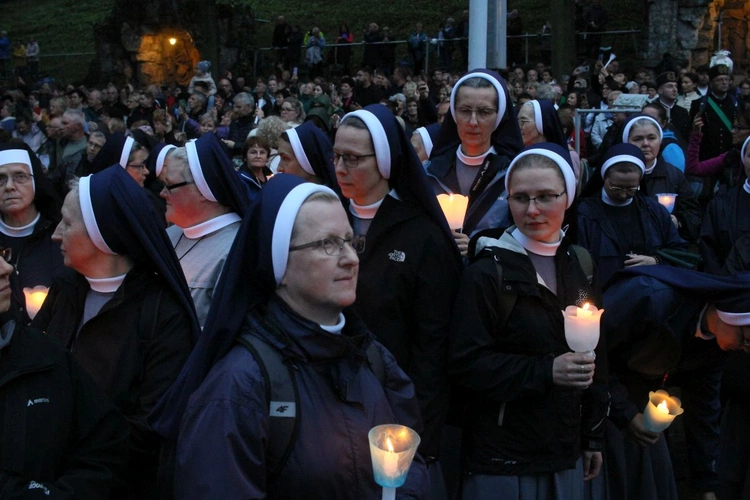 Nabożeństwo ze świecami podczas uroczystości Podwyższenia Krzyża Świętego