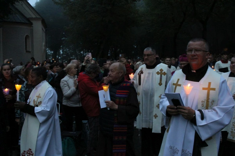 Nabożeństwo ze świecami podczas uroczystości Podwyższenia Krzyża Świętego