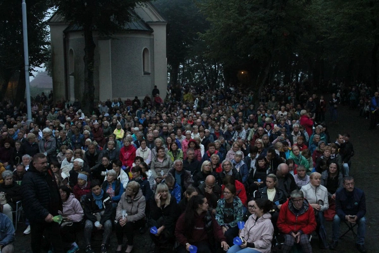 Nabożeństwo ze świecami podczas uroczystości Podwyższenia Krzyża Świętego