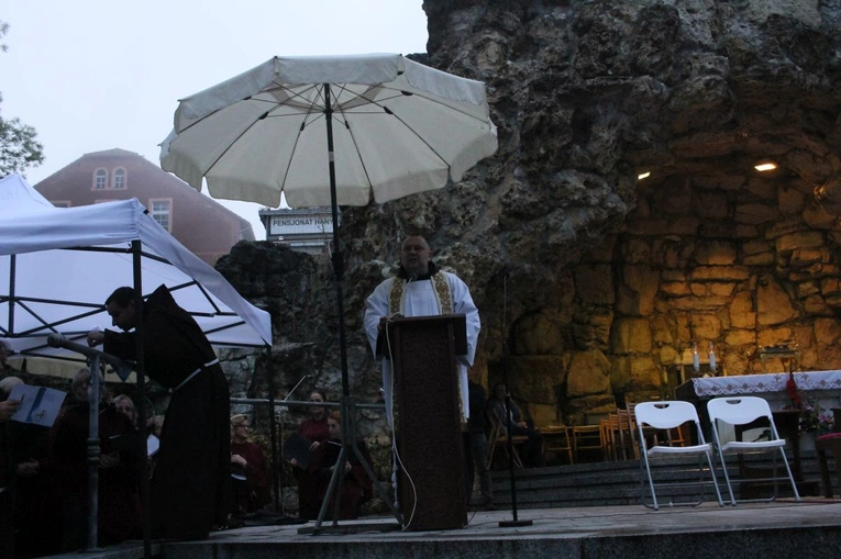 Nabożeństwo ze świecami podczas uroczystości Podwyższenia Krzyża Świętego