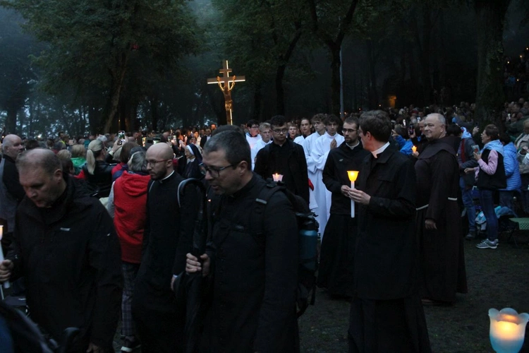 Nabożeństwo ze świecami podczas uroczystości Podwyższenia Krzyża Świętego