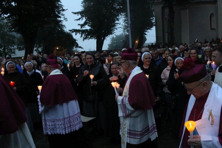 Nabożeństwo ze świecami podczas uroczystości Podwyższenia Krzyża Świętego