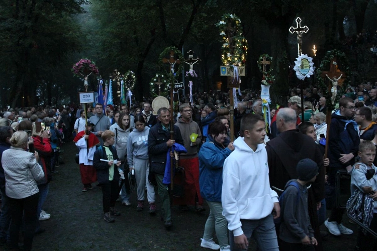 Nabożeństwo ze świecami podczas uroczystości Podwyższenia Krzyża Świętego