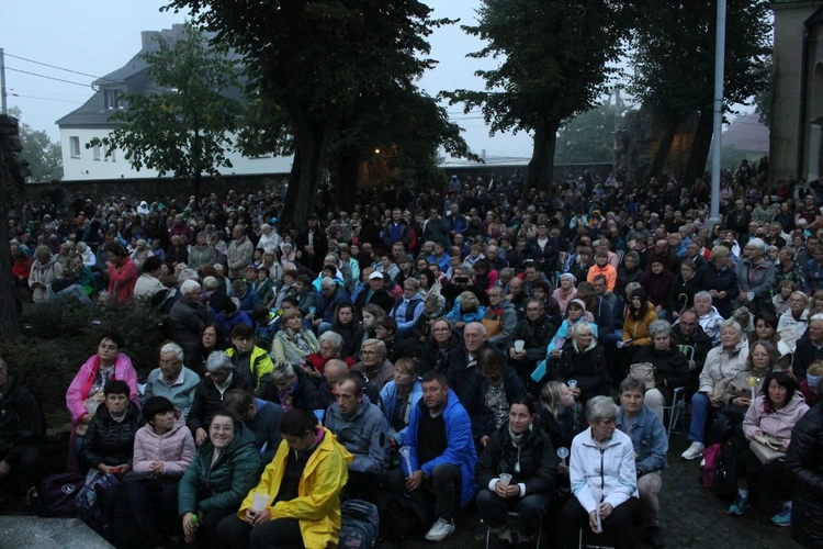 Nabożeństwo ze świecami podczas uroczystości Podwyższenia Krzyża Świętego