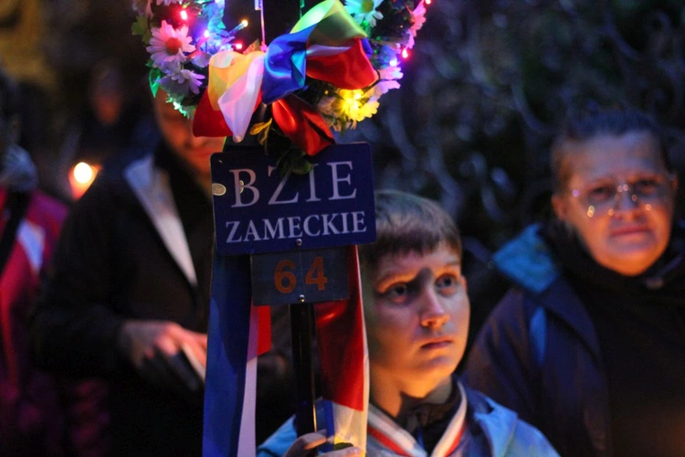 Nabożeństwo ze świecami podczas uroczystości Podwyższenia Krzyża Świętego
