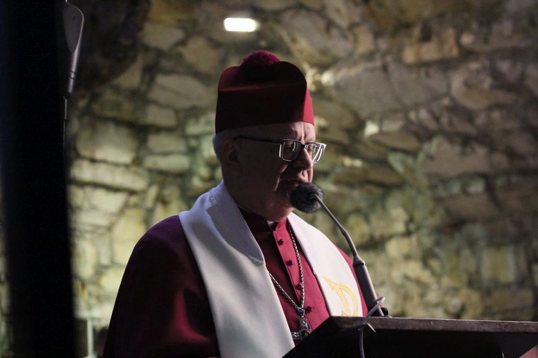 Nabożeństwo ze świecami podczas uroczystości Podwyższenia Krzyża Świętego