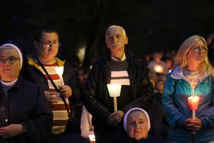 Nabożeństwo ze świecami podczas uroczystości Podwyższenia Krzyża Świętego