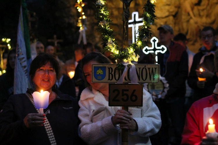 Nabożeństwo ze świecami podczas uroczystości Podwyższenia Krzyża Świętego