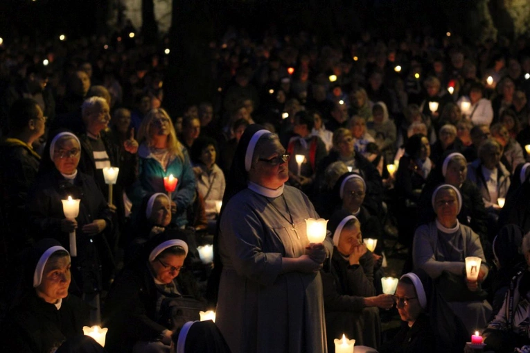 Nabożeństwo ze świecami podczas uroczystości Podwyższenia Krzyża Świętego