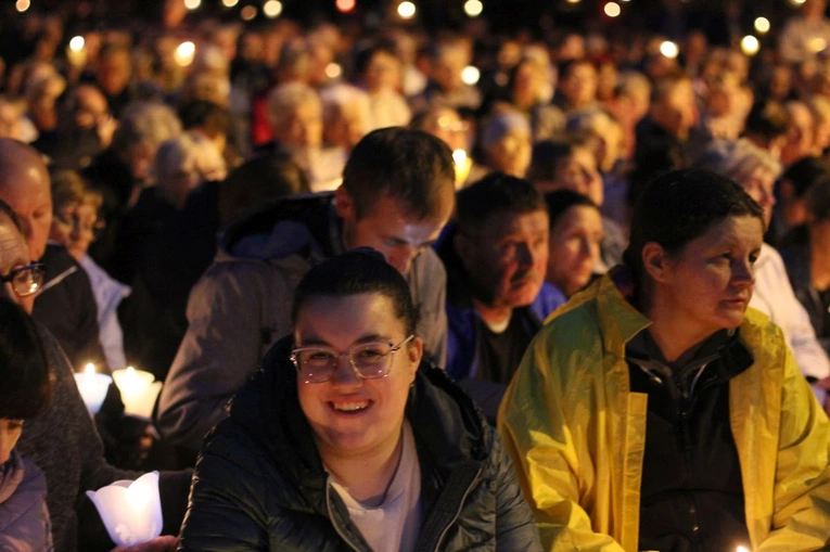 Nabożeństwo ze świecami podczas uroczystości Podwyższenia Krzyża Świętego
