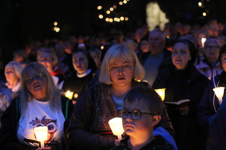 Nabożeństwo ze świecami podczas uroczystości Podwyższenia Krzyża Świętego