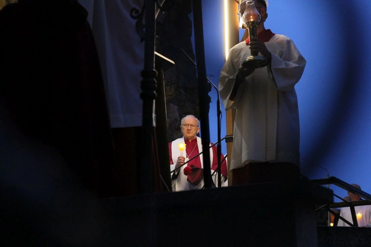 Nabożeństwo ze świecami podczas uroczystości Podwyższenia Krzyża Świętego