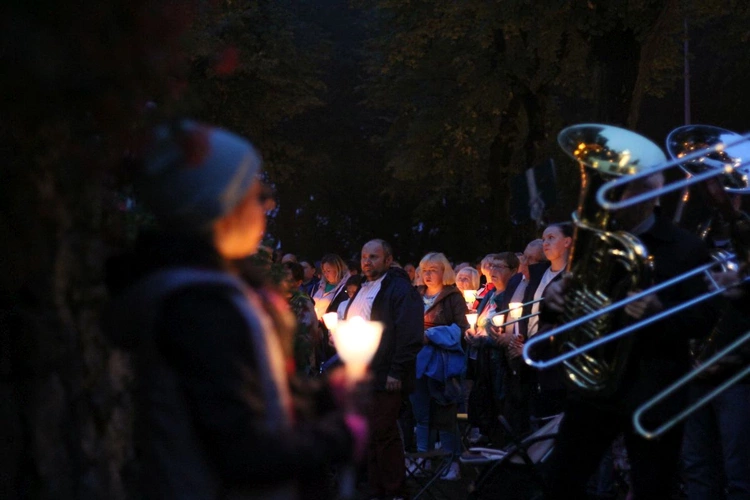 Nabożeństwo ze świecami podczas uroczystości Podwyższenia Krzyża Świętego