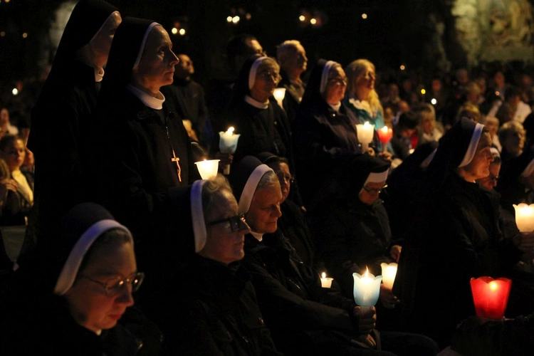 Nabożeństwo ze świecami podczas uroczystości Podwyższenia Krzyża Świętego