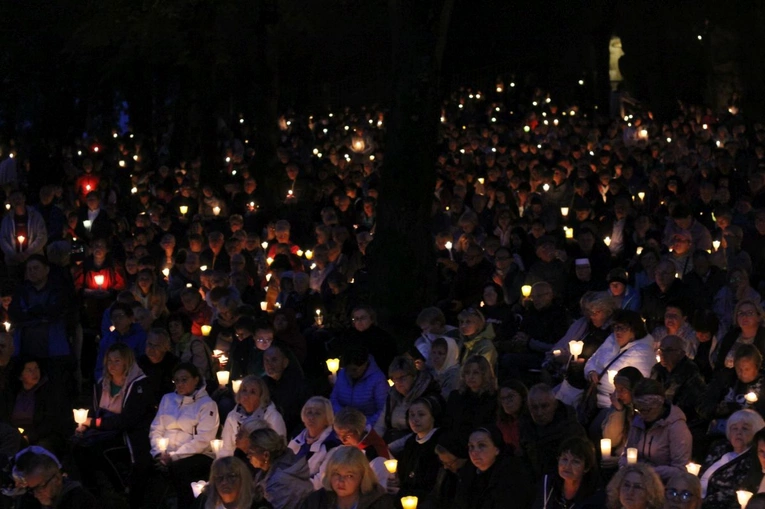 Nabożeństwo ze świecami podczas uroczystości Podwyższenia Krzyża Świętego