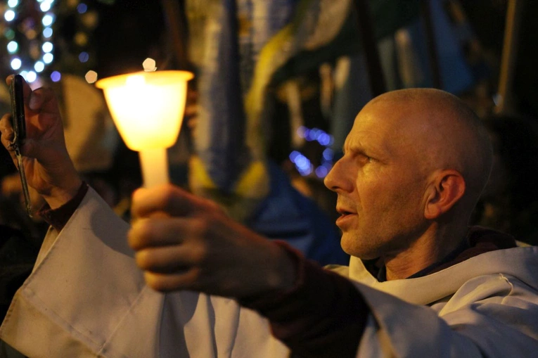 Nabożeństwo ze świecami podczas uroczystości Podwyższenia Krzyża Świętego