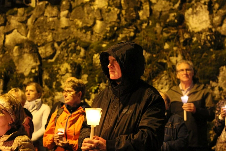 Nabożeństwo ze świecami podczas uroczystości Podwyższenia Krzyża Świętego